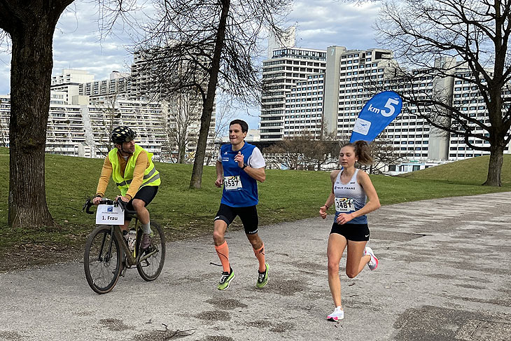 10km Lauf @ Silvesterlauf 2022 im Olympiapark (©Foto: Martin Schmitz)